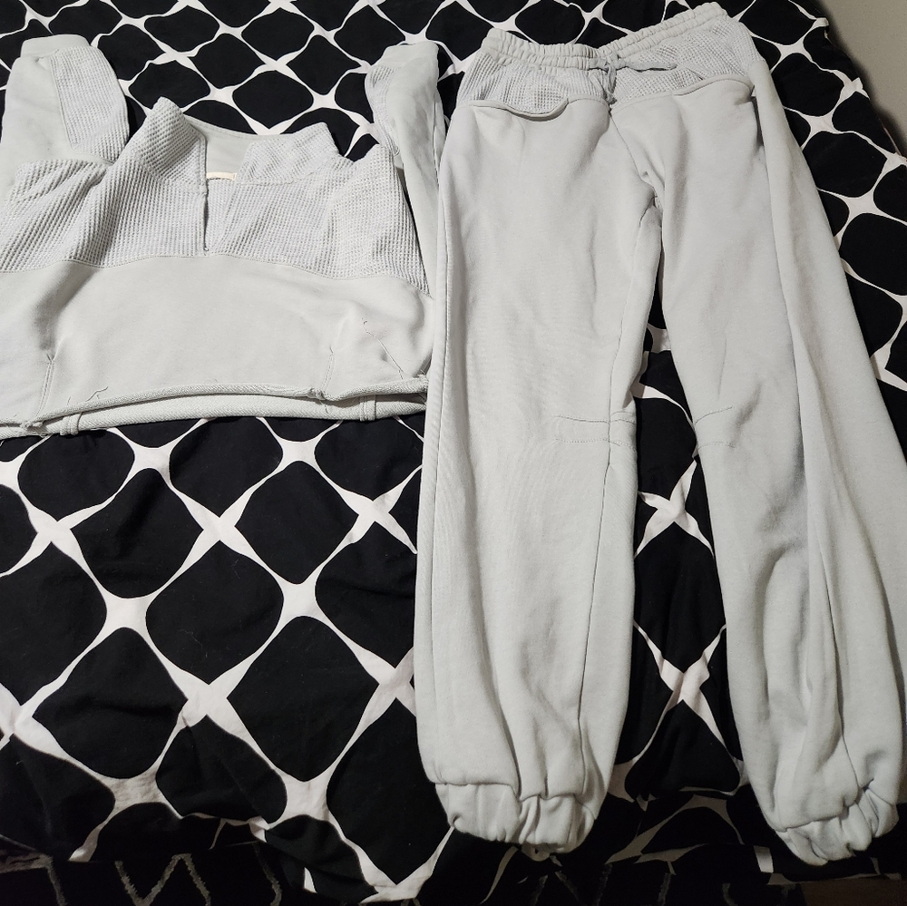 POL sweatpants and crop long-sleeved set